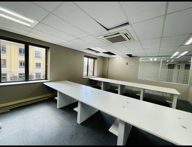 950M² OFFICE TO LET IN MAGALIESSIG